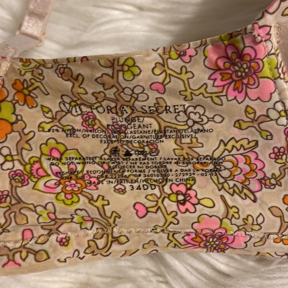 Victoria Secret Bra size 34DD it’s push up bra with adjustable strips - Picture 5 of 10